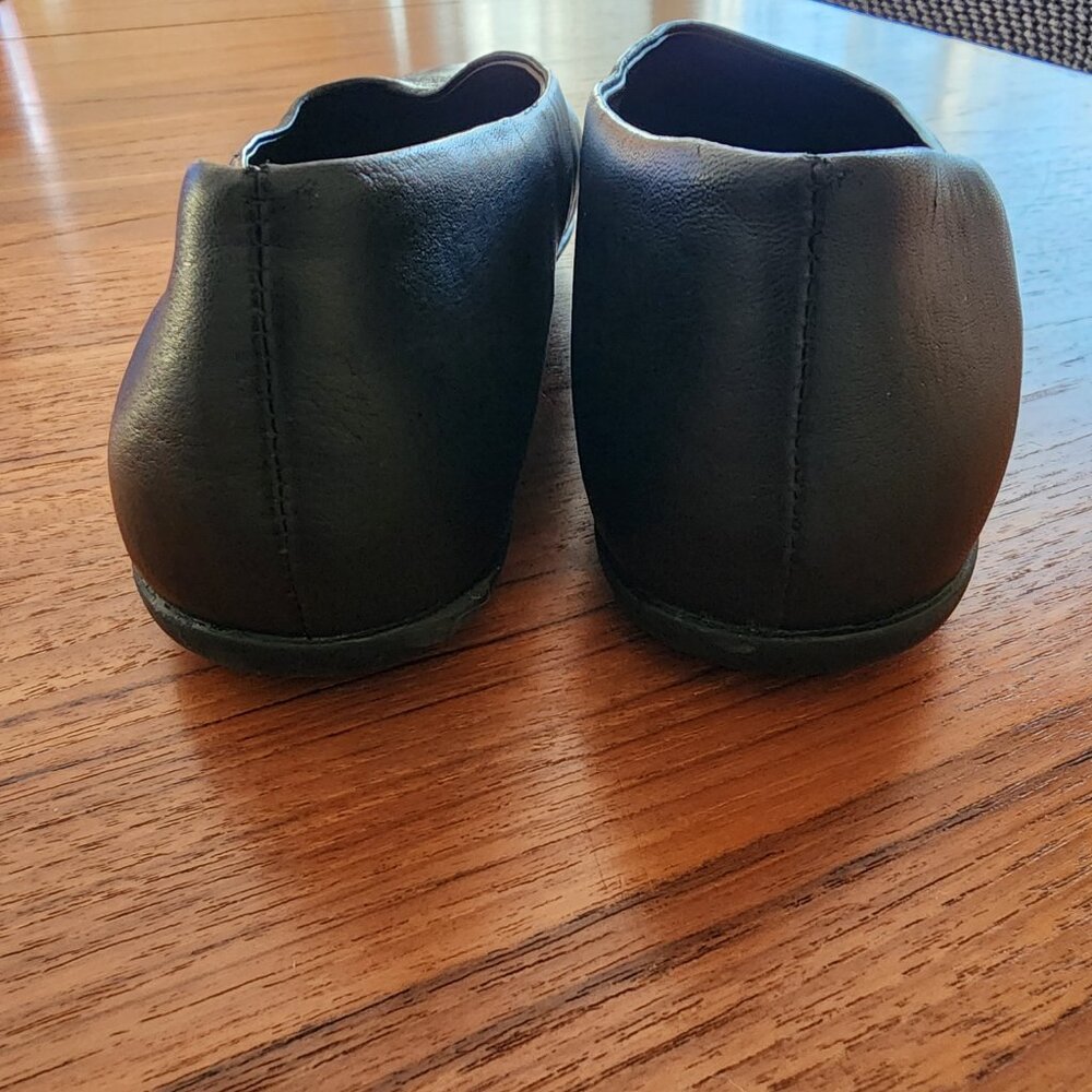 Vince. Lex Asymmetrical Leather Flat - Picture 4 of 5